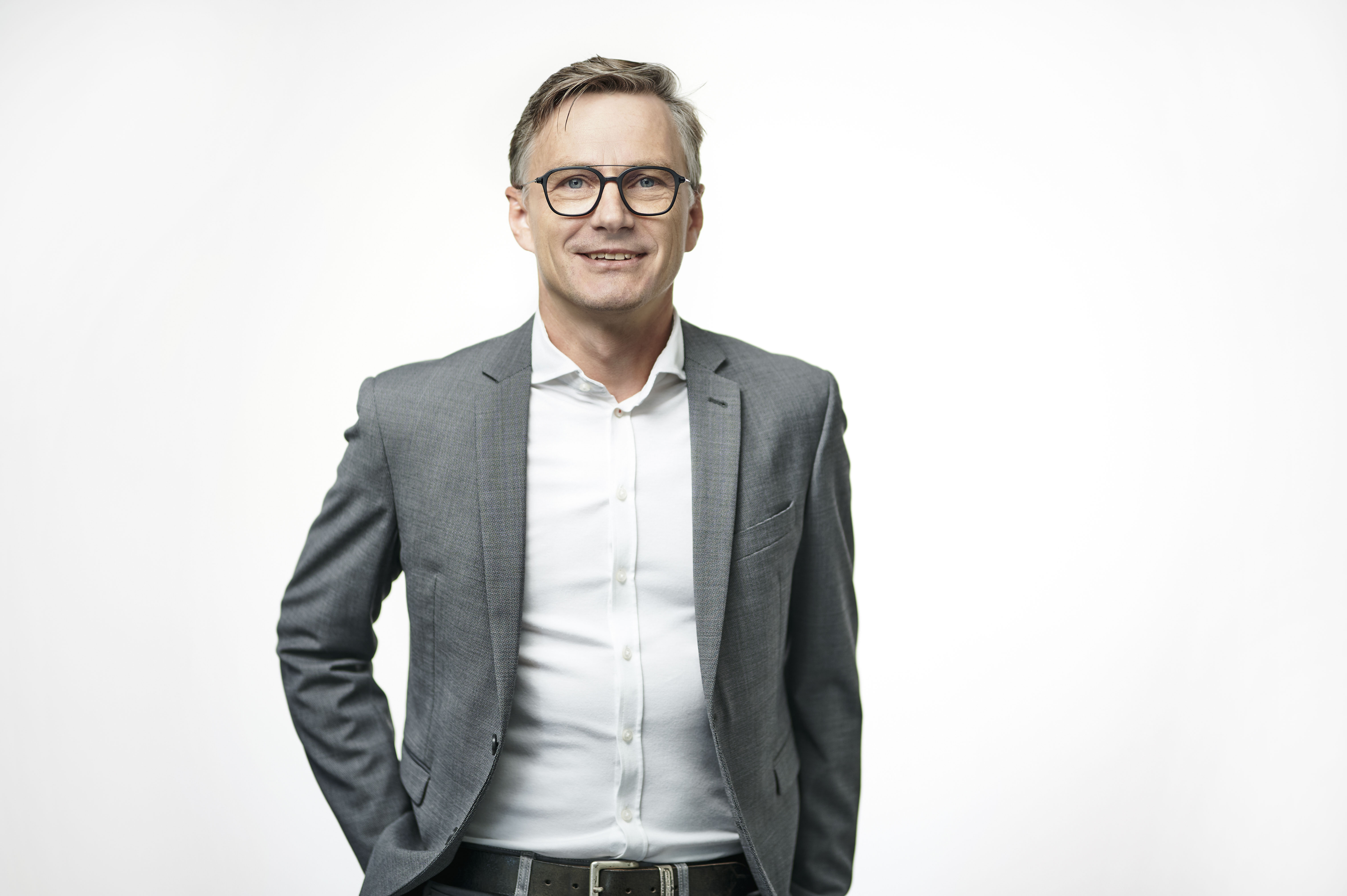 Fotografin Barbara Ziegelböck Fotograf Haag am Hausruck Oberösterreich Österreich costmind Markus Wiesbauer Gunskirchen Consulting Fotostudio Porträt Business Businesshooting Gruppenfoto Nikon Paarshooting Büro Besprechung Team Teamfoto