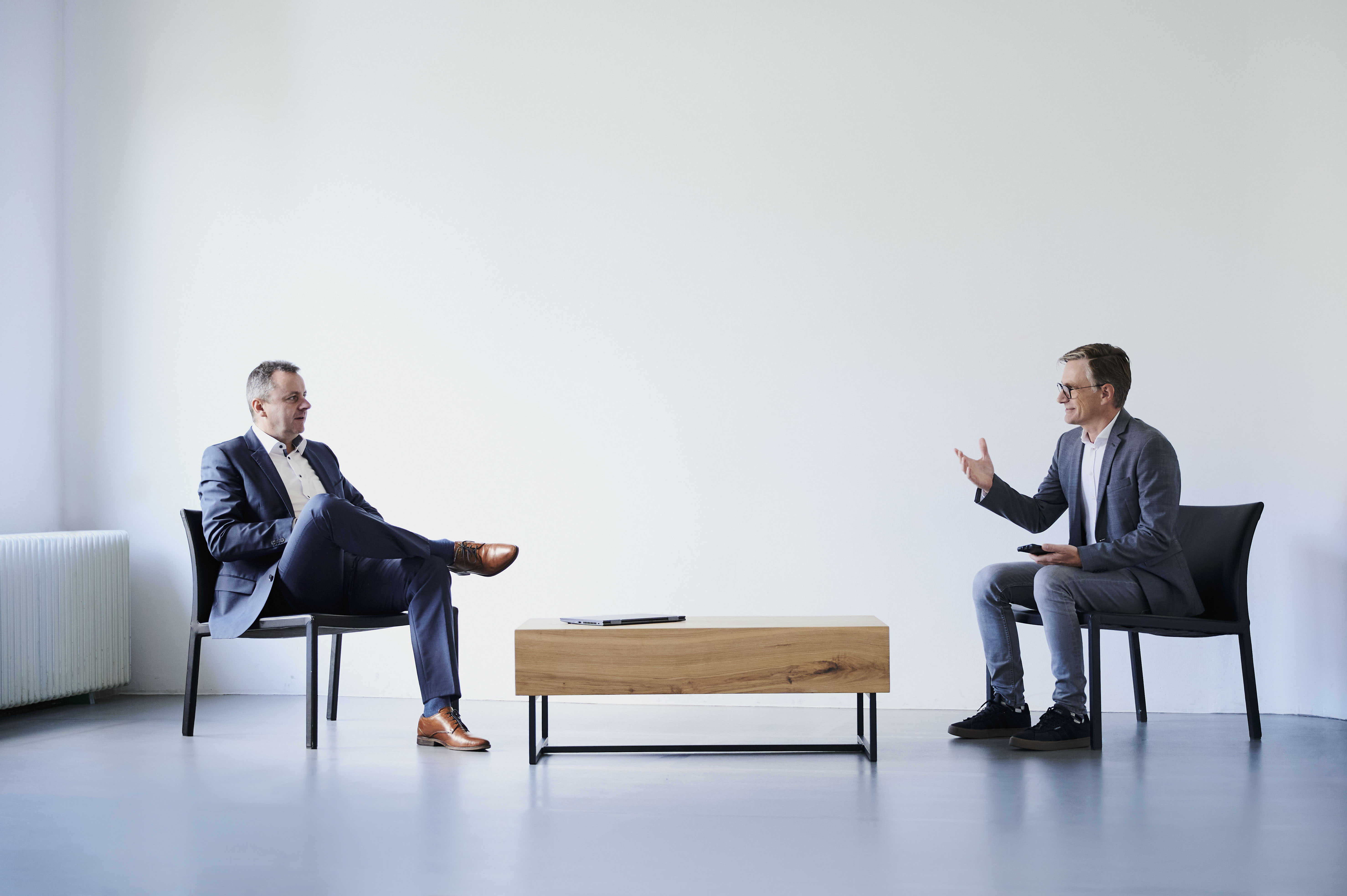 Fotografin Barbara Ziegelböck Fotograf Haag am Hausruck Oberösterreich Österreich costmind Markus Wiesbauer Gunskirchen Consulting Fotostudio Porträt Business Businesshooting Gruppenfoto Nikon Paarshooting Büro Besprechung Team Teamfoto