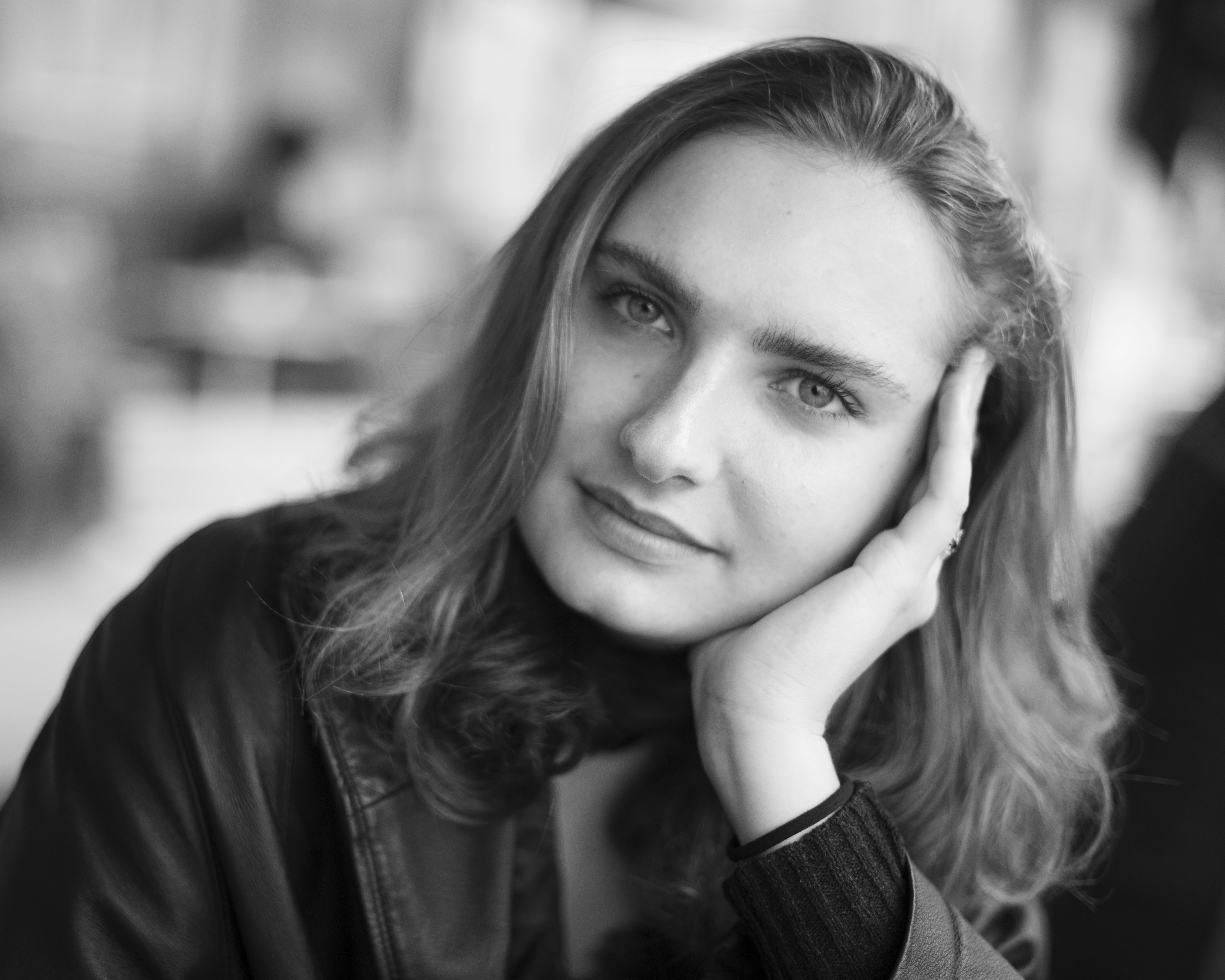 Familienshooting Familie Kinder Eltern Geschwister Wald Wiese Bach Weg Natur grün Gras Bäume Fotografin Barbara Ziegelböck Fotograf Haag am Hausruck Oberösterreich Österreich Fotostudio Porträt Business Businesshooting Gruppenfoto Landschaft sw schwarzweiß Nikon Homestory