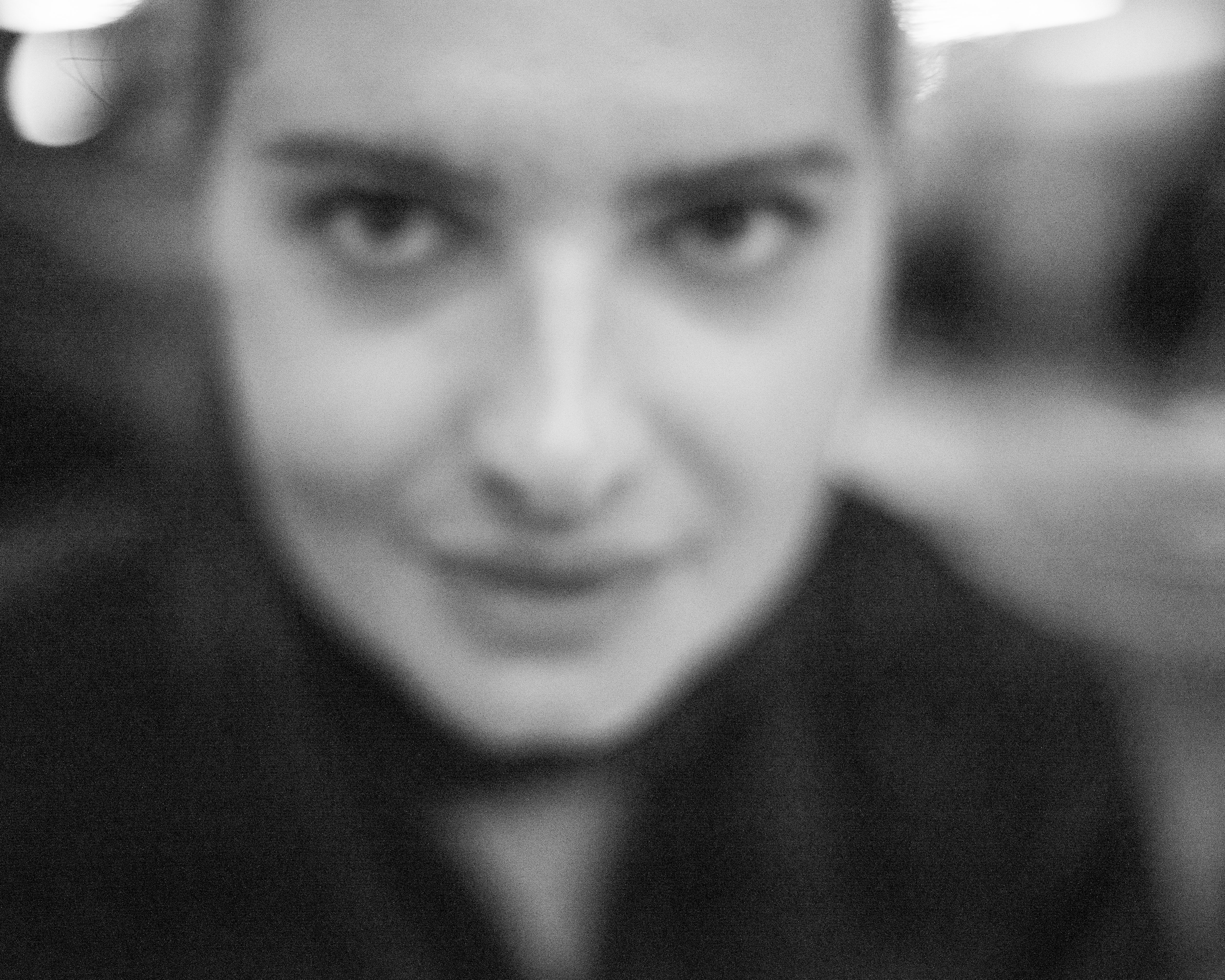 Familienshooting Familie Kinder Eltern Geschwister Wald Wiese Bach Weg Natur grün Gras Bäume Fotografin Barbara Ziegelböck Fotograf Haag am Hausruck Oberösterreich Österreich Fotostudio Porträt Business Businesshooting Gruppenfoto Landschaft sw schwarzweiß Nikon Homestory