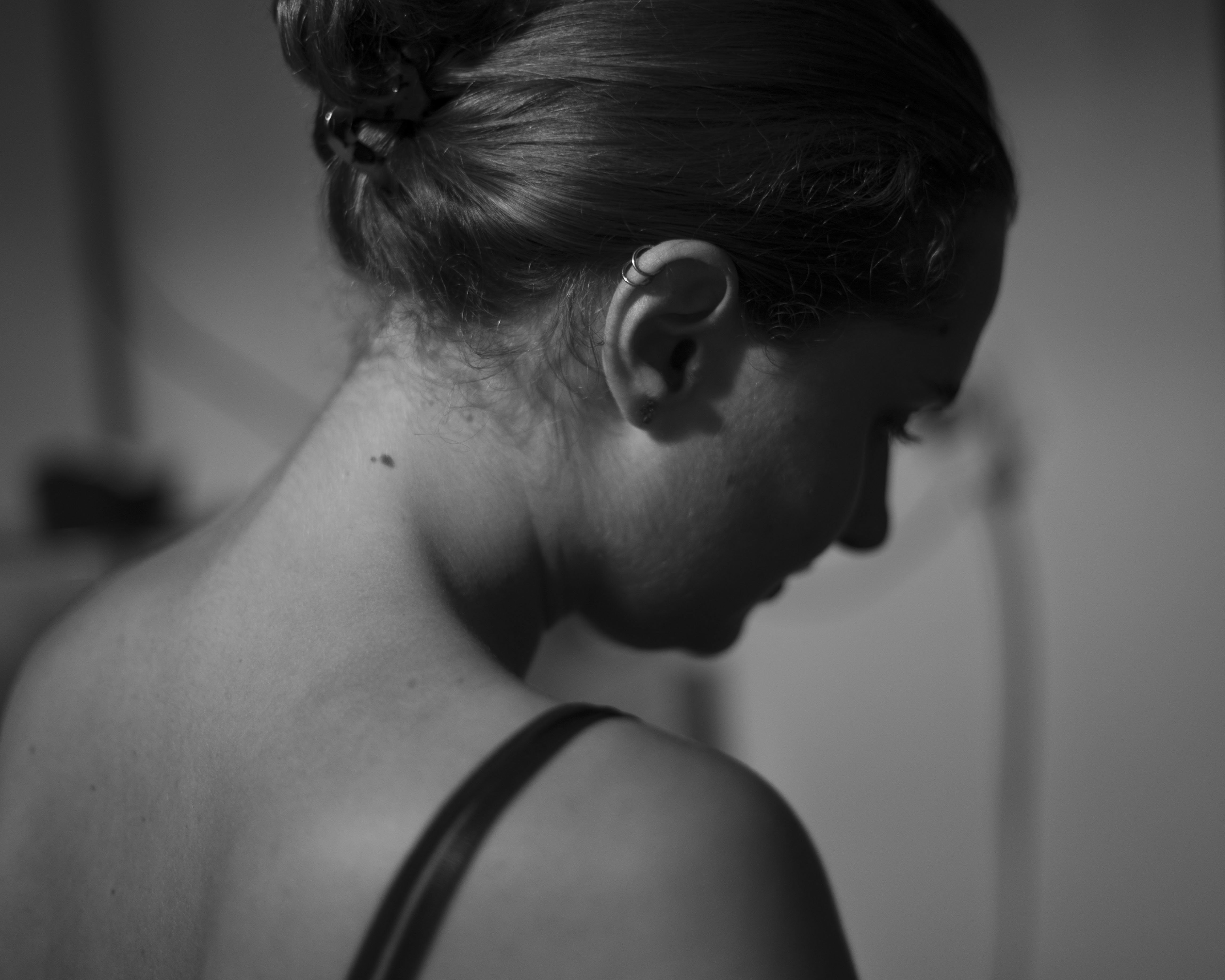 Familienshooting Familie Kinder Eltern Geschwister Wald Wiese Bach Weg Natur grün Gras Bäume Fotografin Barbara Ziegelböck Fotograf Haag am Hausruck Oberösterreich Österreich Fotostudio Porträt Business Businesshooting Gruppenfoto Landschaft sw schwarzweiß Nikon Homestory