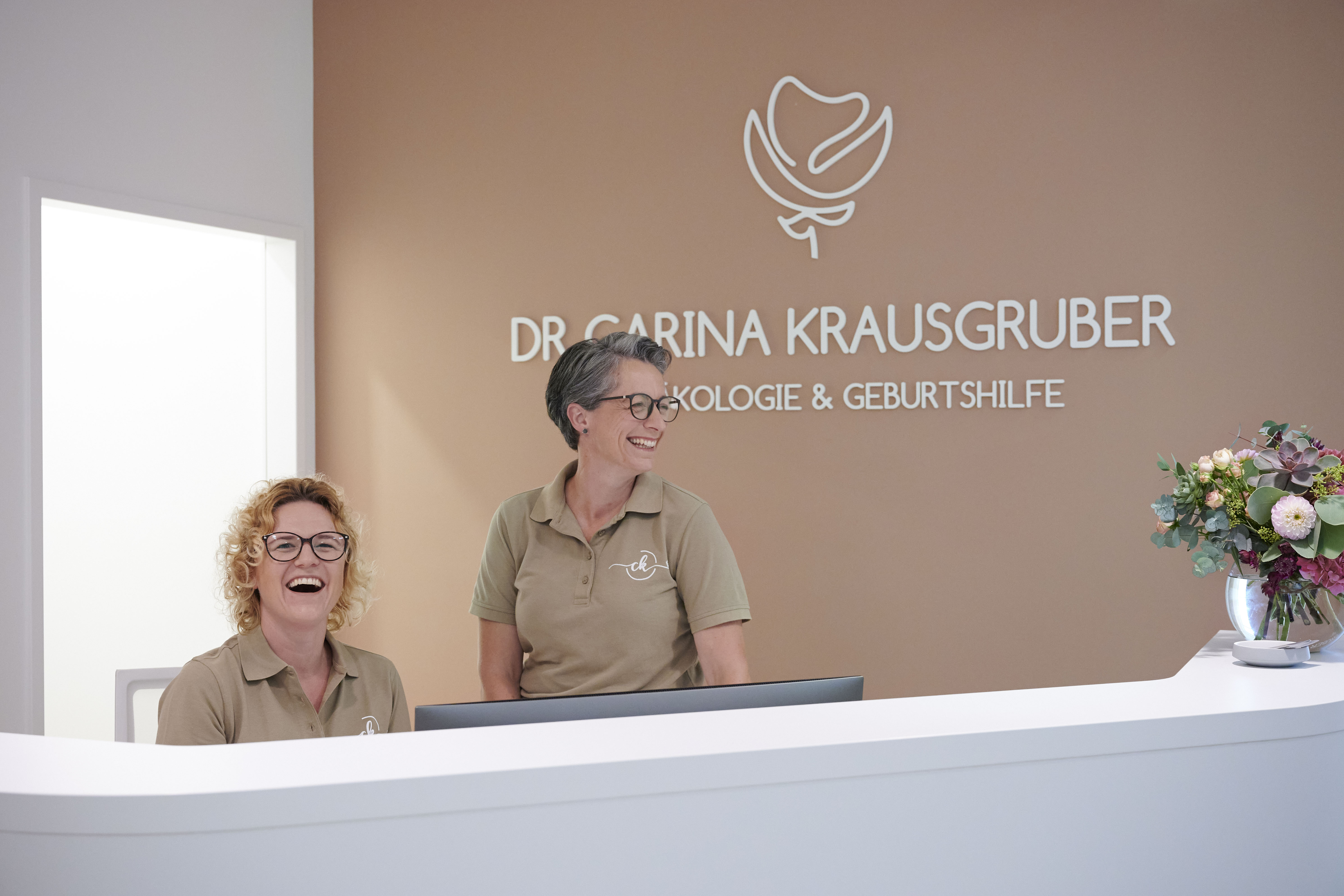 Fotografin Barbara Ziegelböck Fotograf Haag am Hausruck Oberösterreich Österreich Fotostudio Porträt Business Businesshooting Gruppenfoto Nikon Paarshooting Büro Besprechung Team Teamfoto Erfolg Ordination Praxis Gynäkologie Geburtshilfe Doktor Carina Krausgruber