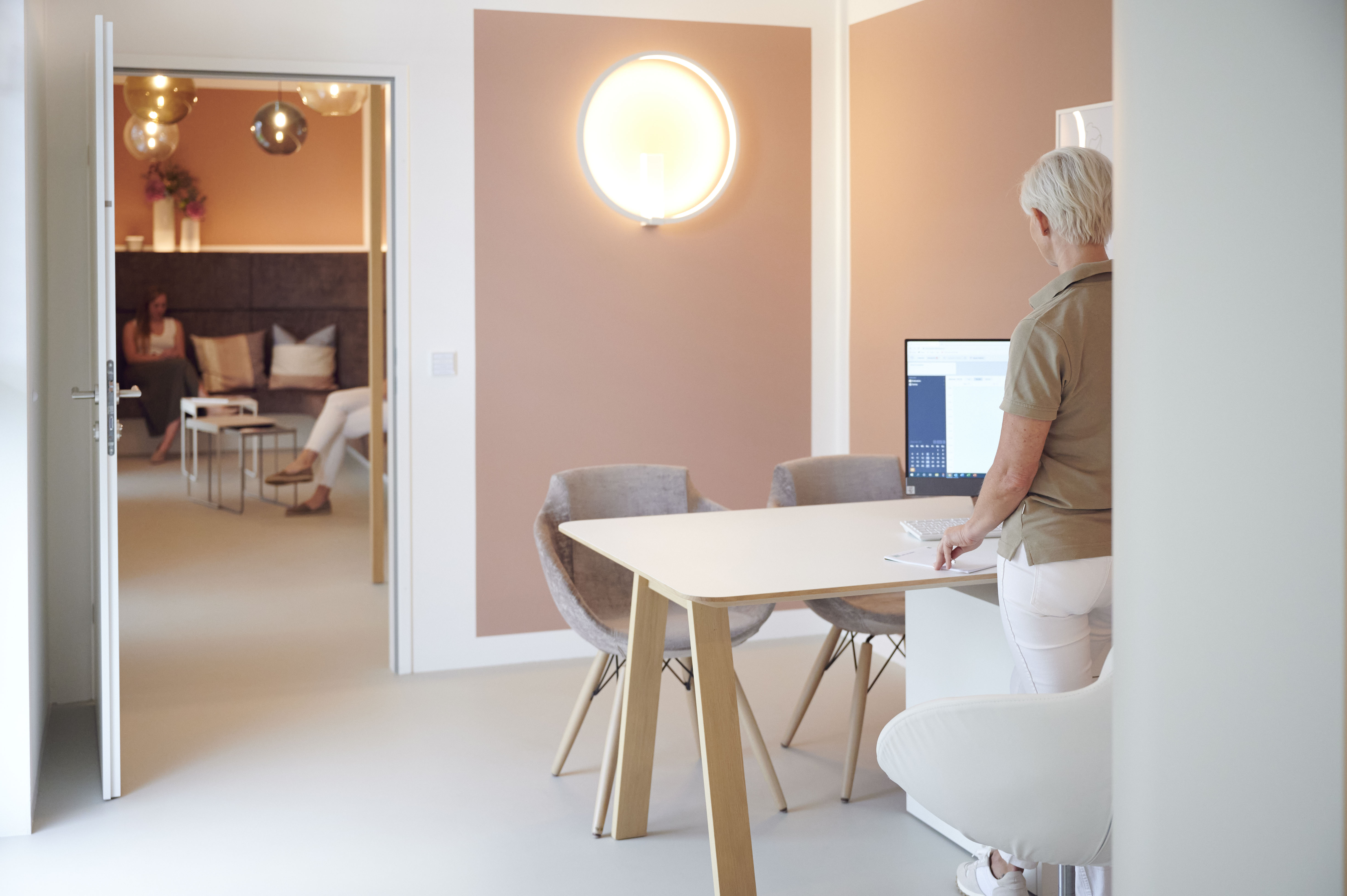 Fotografin Barbara Ziegelböck Fotograf Haag am Hausruck Oberösterreich Österreich Fotostudio Porträt Business Businesshooting Gruppenfoto Nikon Paarshooting Büro Besprechung Team Teamfoto Erfolg Ordination Praxis Gynäkologie Geburtshilfe Doktor Carina Krausgruber