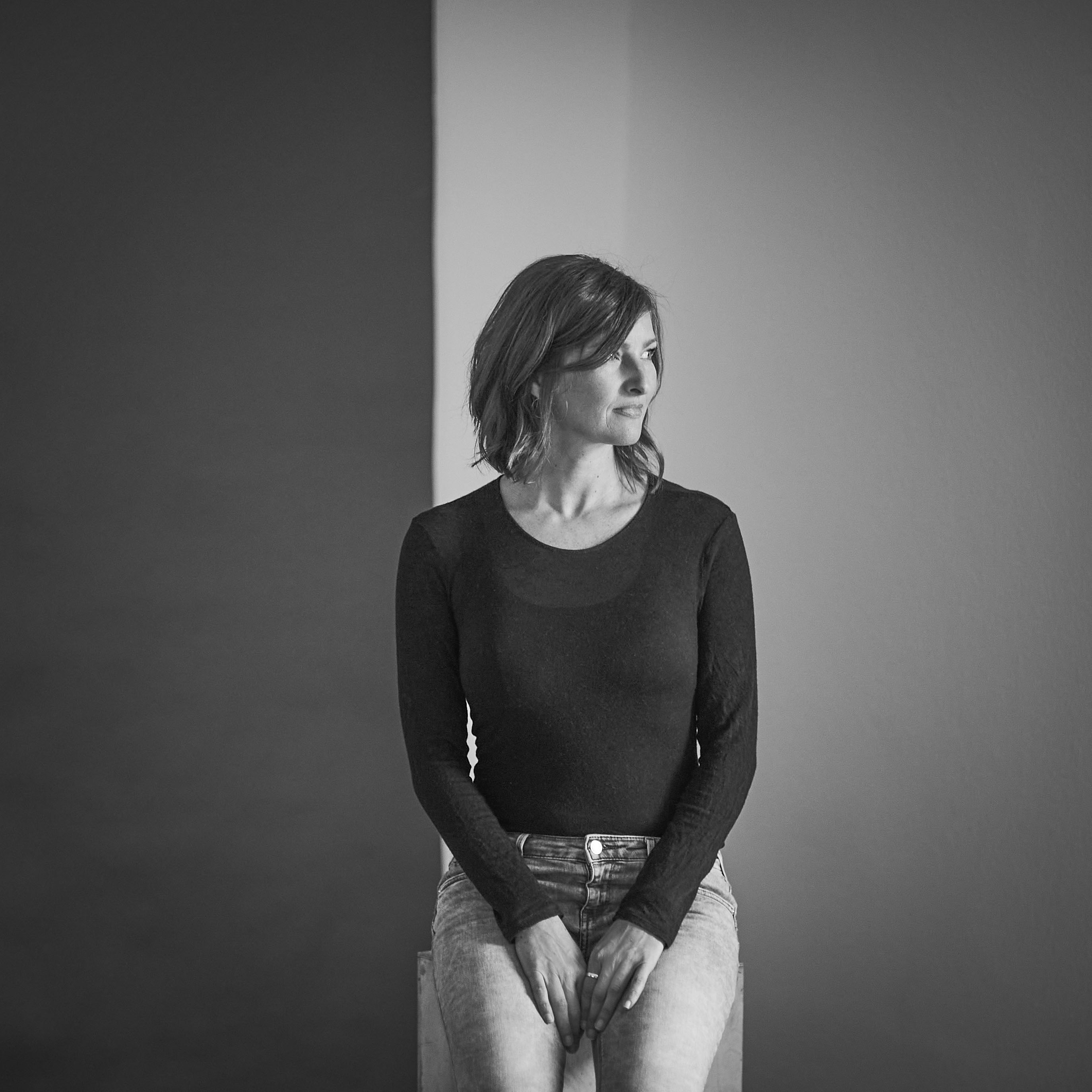 Familienshooting Familie Kinder Eltern Geschwister Wald Wiese Bach Weg Natur grün Gras Bäume Fotografin Barbara Ziegelböck Fotograf Haag am Hausruck Oberösterreich Österreich Fotostudio Porträt Business Businesshooting Gruppenfoto Landschaft sw schwarzweiß Nikon Frau Homestory