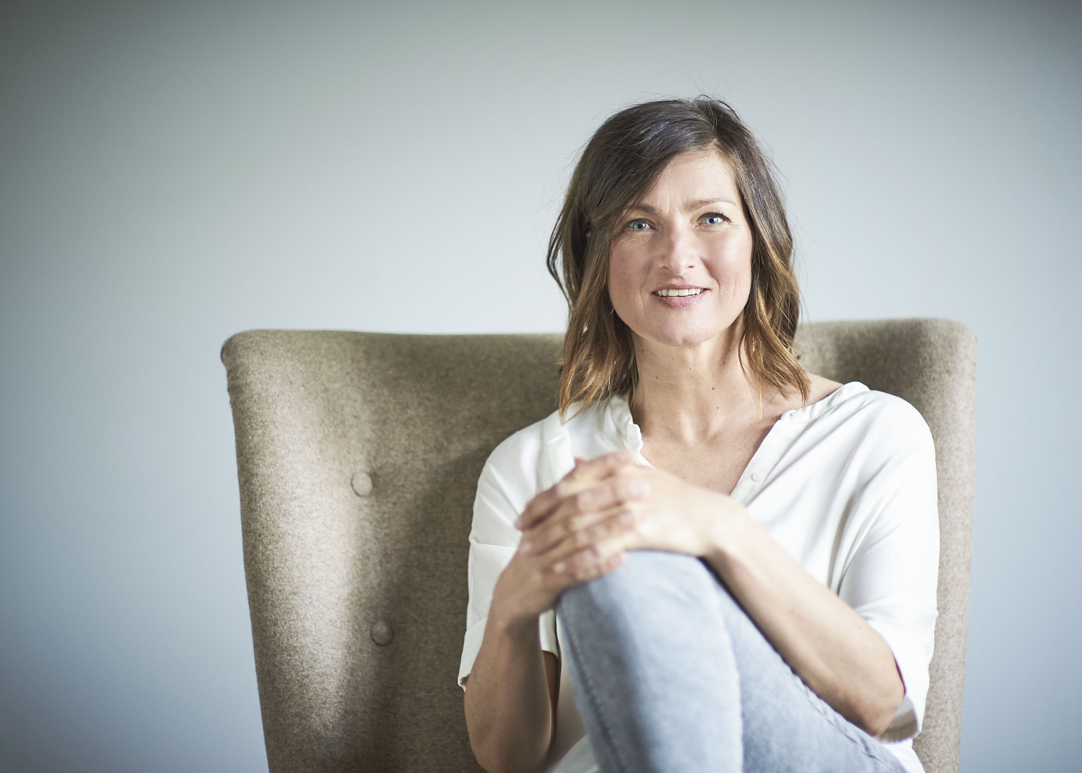 Familienshooting Familie Kinder Eltern Geschwister Wald Wiese Bach Weg Natur grün Gras Bäume Fotografin Barbara Ziegelböck Fotograf Haag am Hausruck Oberösterreich Österreich Fotostudio Porträt Business Businesshooting Gruppenfoto Landschaft sw schwarzweiß Nikon Frau Homestory