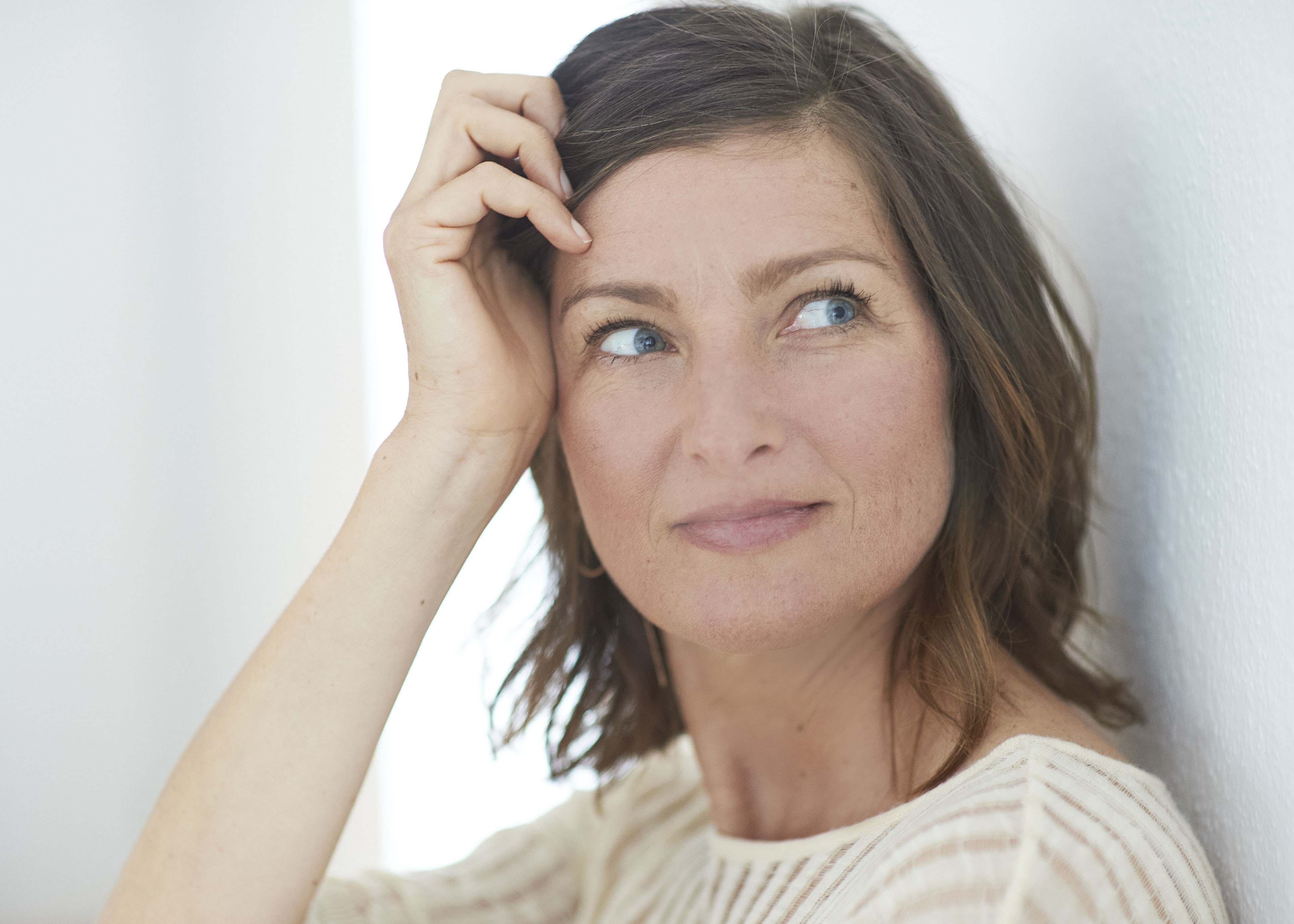 Familienshooting Familie Kinder Eltern Geschwister Wald Wiese Bach Weg Natur grün Gras Bäume Fotografin Barbara Ziegelböck Fotograf Haag am Hausruck Oberösterreich Österreich Fotostudio Porträt Business Businesshooting Gruppenfoto Landschaft sw schwarzweiß Nikon Frau Homestory