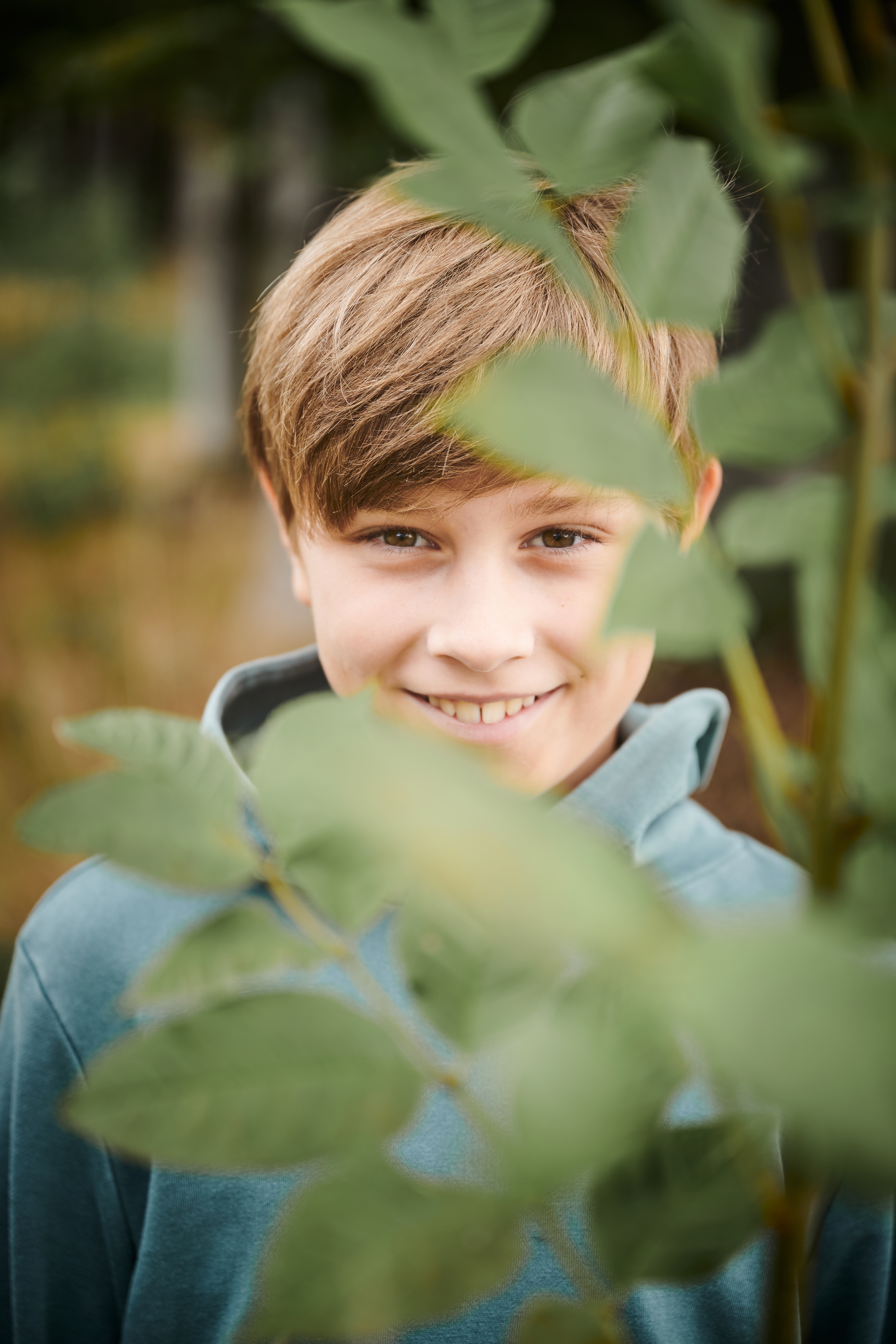family_06 Familienshooting Familie Kinder Eltern Geschwister Wald Wiese Bach Weg Natur grün Gras Bäume Fotografin Barbara Ziegelböck Fotograf Haag am Hausruck Oberösterreich Österreich Fotostudio Porträt Business Businesshooting Gruppenfoto Landschaft sw schwarzweiß Nikon Paarshooting Spaß Freude Busch Homestory