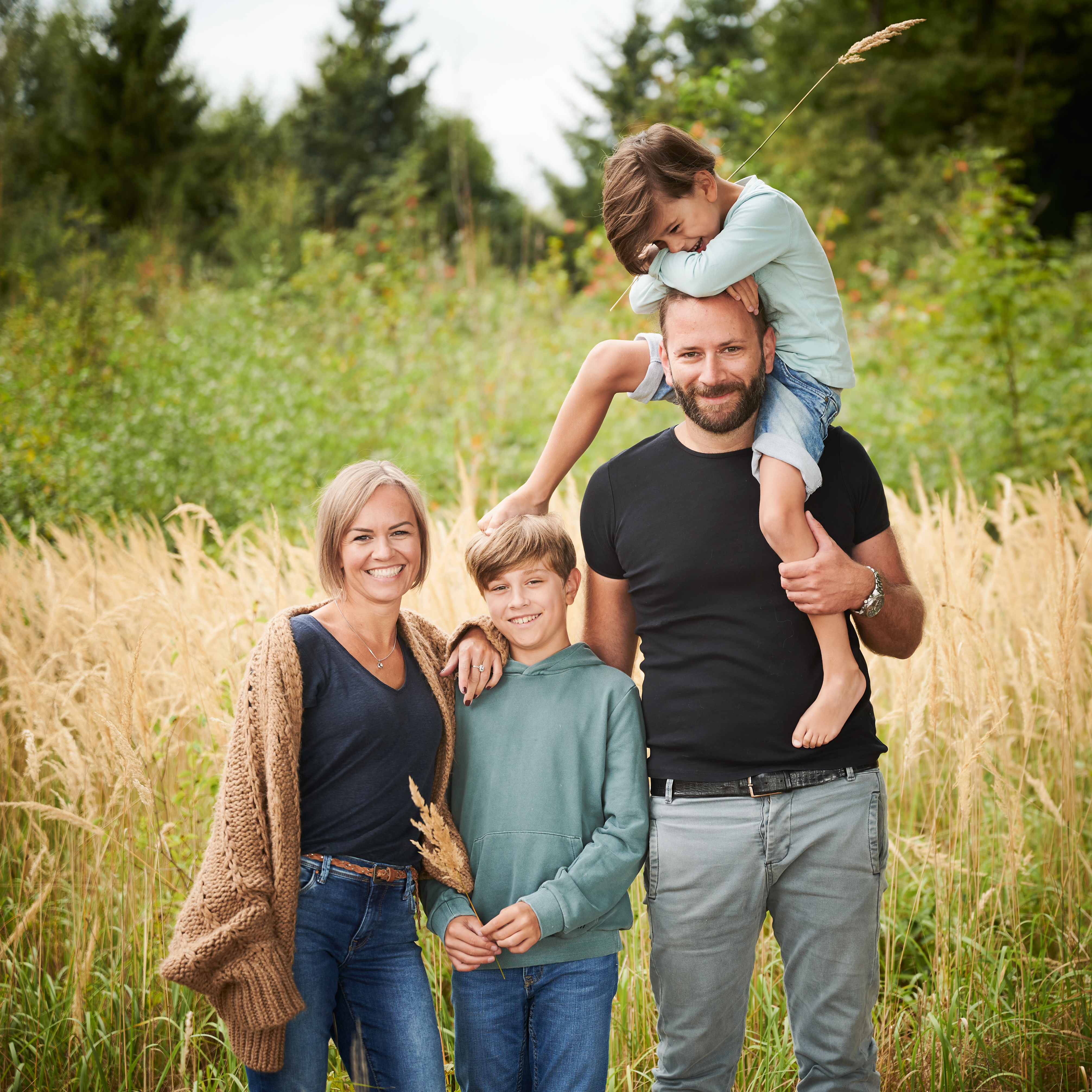 family_08 Familienshooting Familie Kinder Eltern Geschwister Wald Wiese Bach Weg Natur grün Gras Bäume Fotografin Barbara Ziegelböck Fotograf Haag am Hausruck Oberösterreich Österreich Fotostudio Porträt Business Businesshooting Gruppenfoto Landschaft sw schwarzweiß Nikon Paarshooting Spaß Freude Homestory