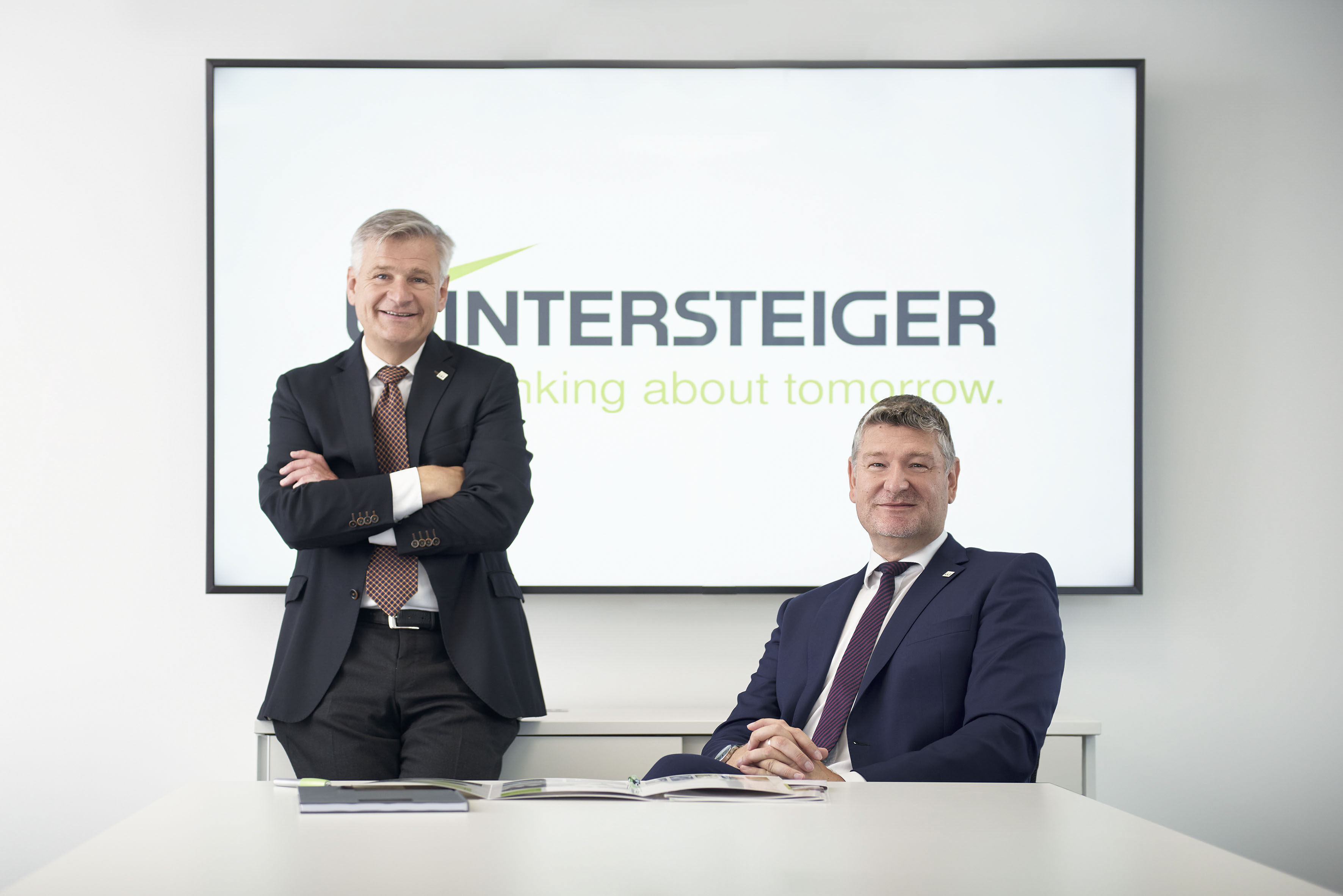 Fotografin Barbara Ziegelböck Fotograf Haag am Hausruck Oberösterreich Österreich Fotostudio Porträt Business Businesshooting Gruppenfoto Nikon Paarshooting Büro Besprechung Team Teamfoto Erfolg Wintersteiger Ried im Innkreis Kostka Boxberg